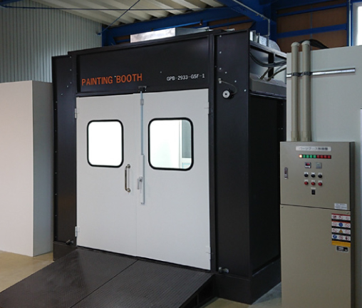 ２本の排気ピットとユニット型の給排気装置を備えたプッシュプル型のブース。